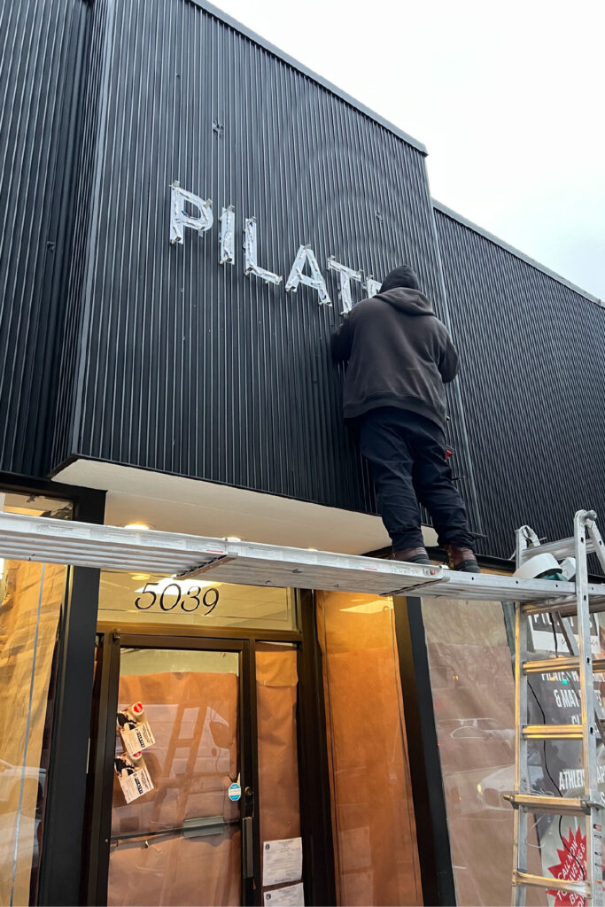 Chicago sign repair services by SignFreaks.