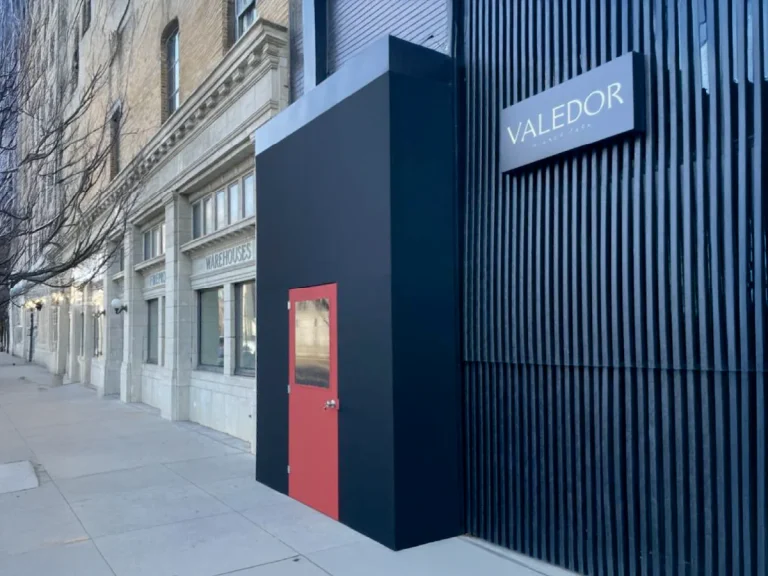 Valedor Windscreens in Chicago, built and installed by SignFreaks